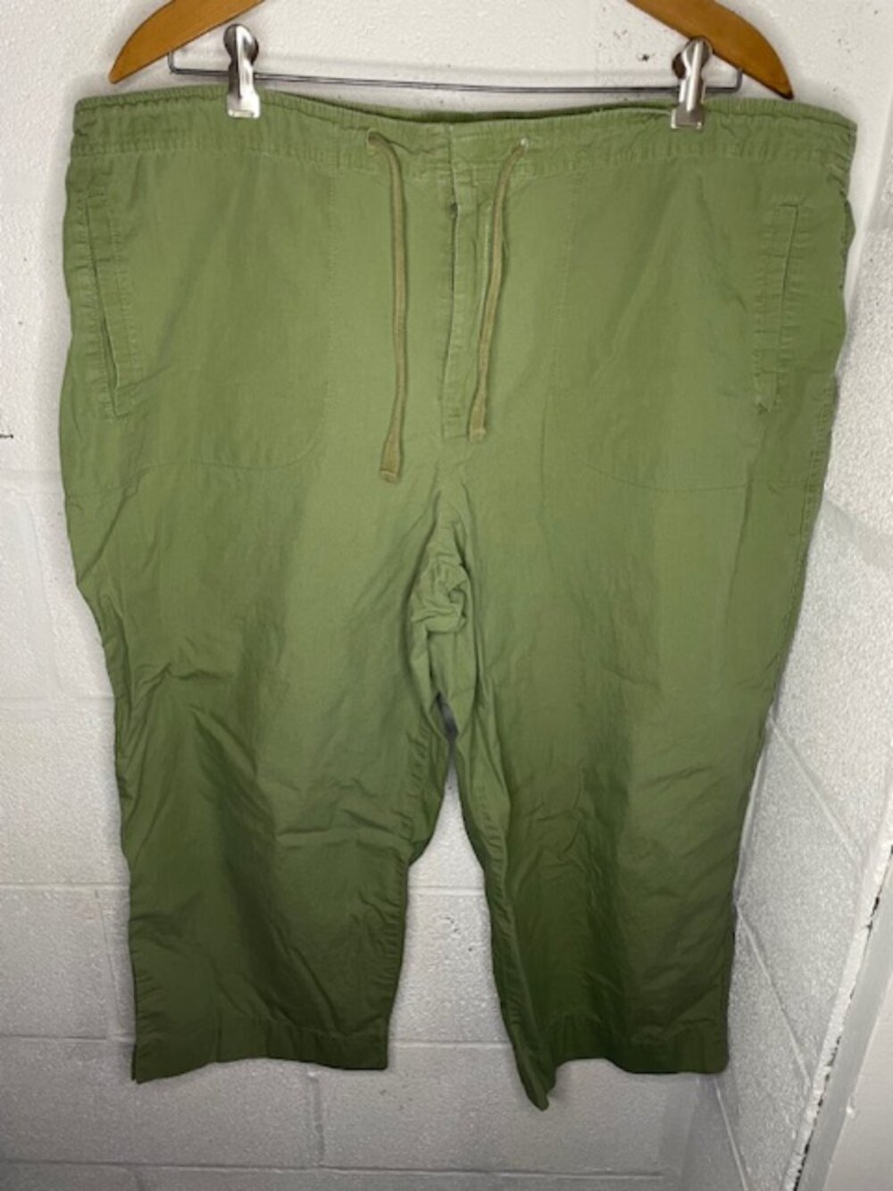 Chaus Cotton Capris in Light Green